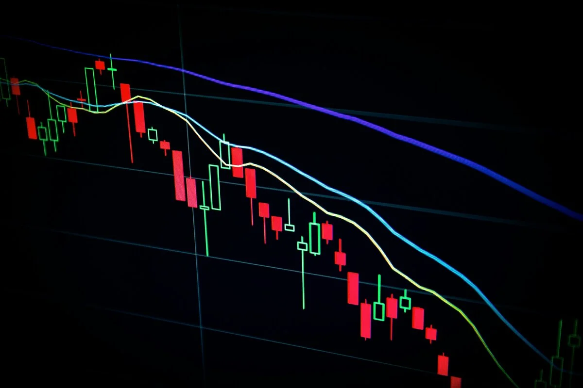 Smooth, stable chart line with minimal fluctuations against a calm background, representing low volatility investing