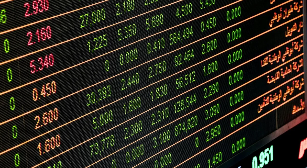 Stock market data with dividend yield figures and growth chart, illustrating dividend investing as a passive income strategy