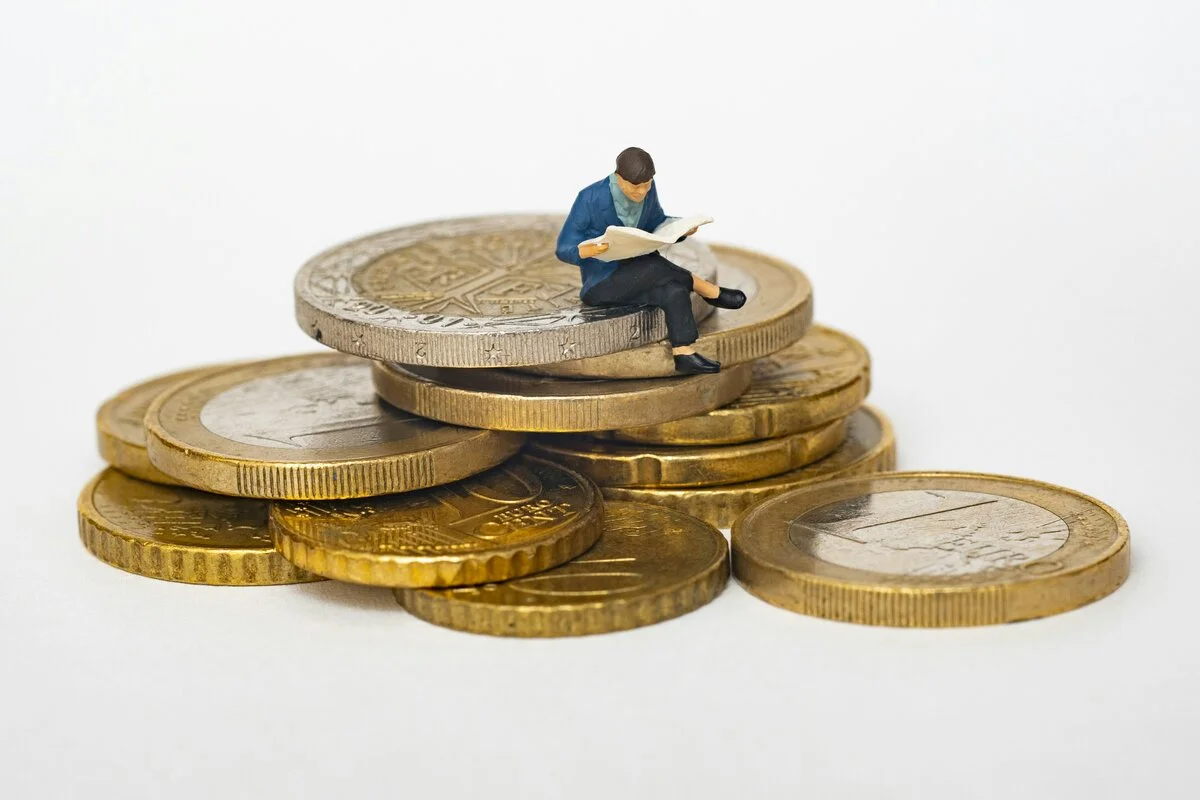 Rising price tags and money losing value, illustrating the impact of inflation and the need for portfolio protection